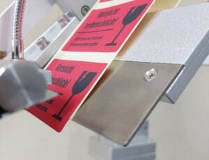 Etiketten mit der Etikettiermaschine aufkleben